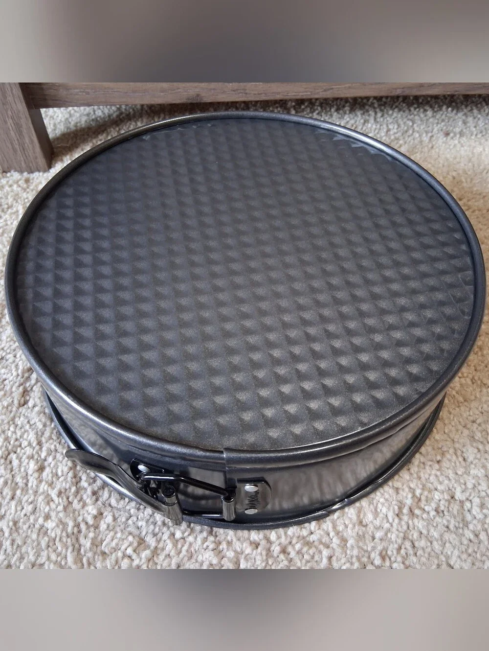 Wilton round nonstick